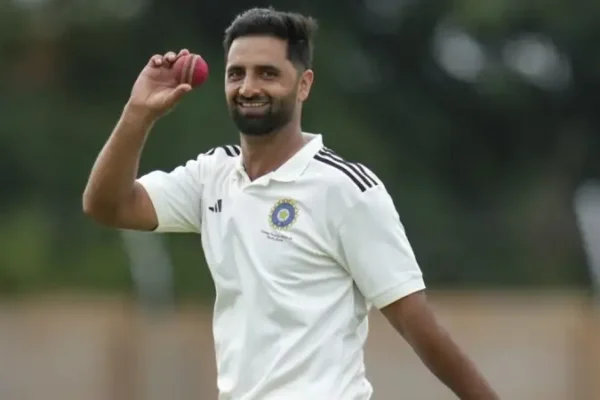 Auqib Nabi cricket bowler Jammu and Kashmir player | ऐतिहासिक उपलब्धि Auqib Nabi cricket bowler Jammu and Kashmir player in action