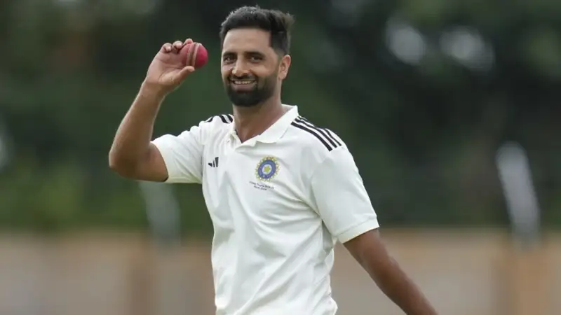 Auqib Nabi cricket bowler Jammu and Kashmir player in action