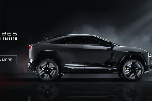 Mahindra BE 6 Batman Edition सैटिन ब्लैक रंग और आलकेमी गोल्ड एक्सेंट्स के साथ, ₹27.79 लाख की कीमत पर उपलब्ध एक सीमित संस्करण इलेक्ट्रिक एसयूवी।