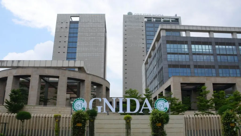 GNIDA अधिकारी IT parcels Greater Noida योजना के तहत भूखंडों का निरीक्षण करते हुए, निर्माण तैयारी जारी