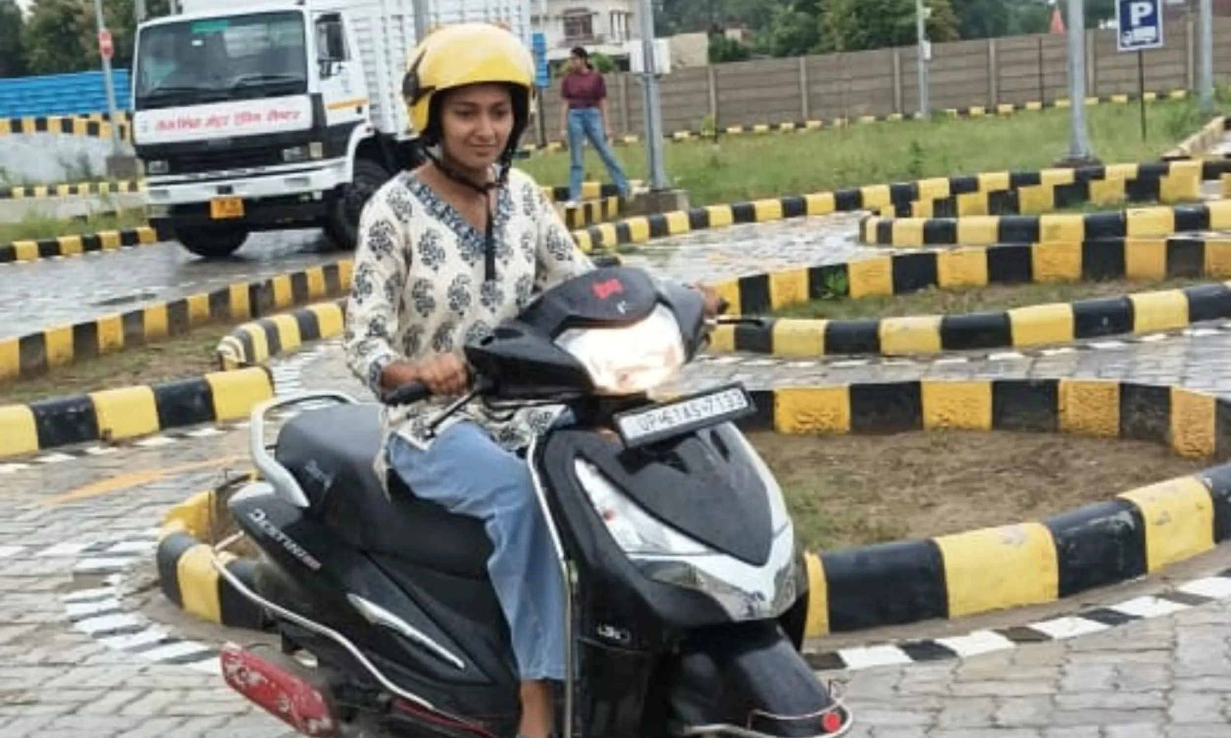 Driving My Dreams Yogi Government: यूपी में महिलाओं और लड़कियों के लिए मुफ्त ड्राइविंग प्रशिक्षण योजना Driving My Dreams' Yogi Government की पहल, जिसमें महिलाओं और लड़कियों को आत्मविश्वास से गाड़ी चलाते हुए दिखाया गया है।