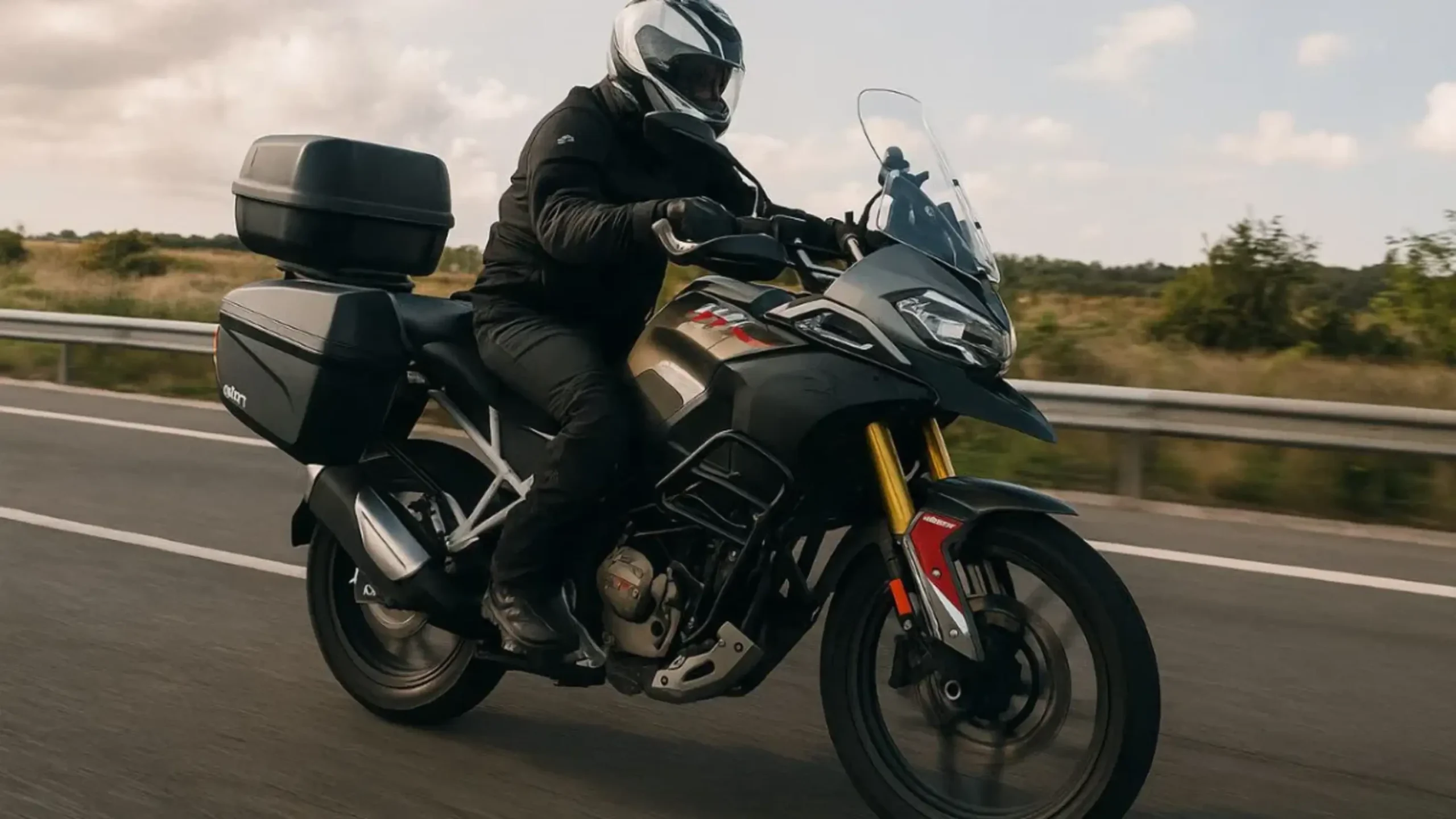 TVS Apache RTX 300, भारत में लॉन्च होने वाली पहली एडवेंचर बाइक, 299cc इंजन, बेहतरीन डिजाइन और पावरफुल फीचर्स के साथ।