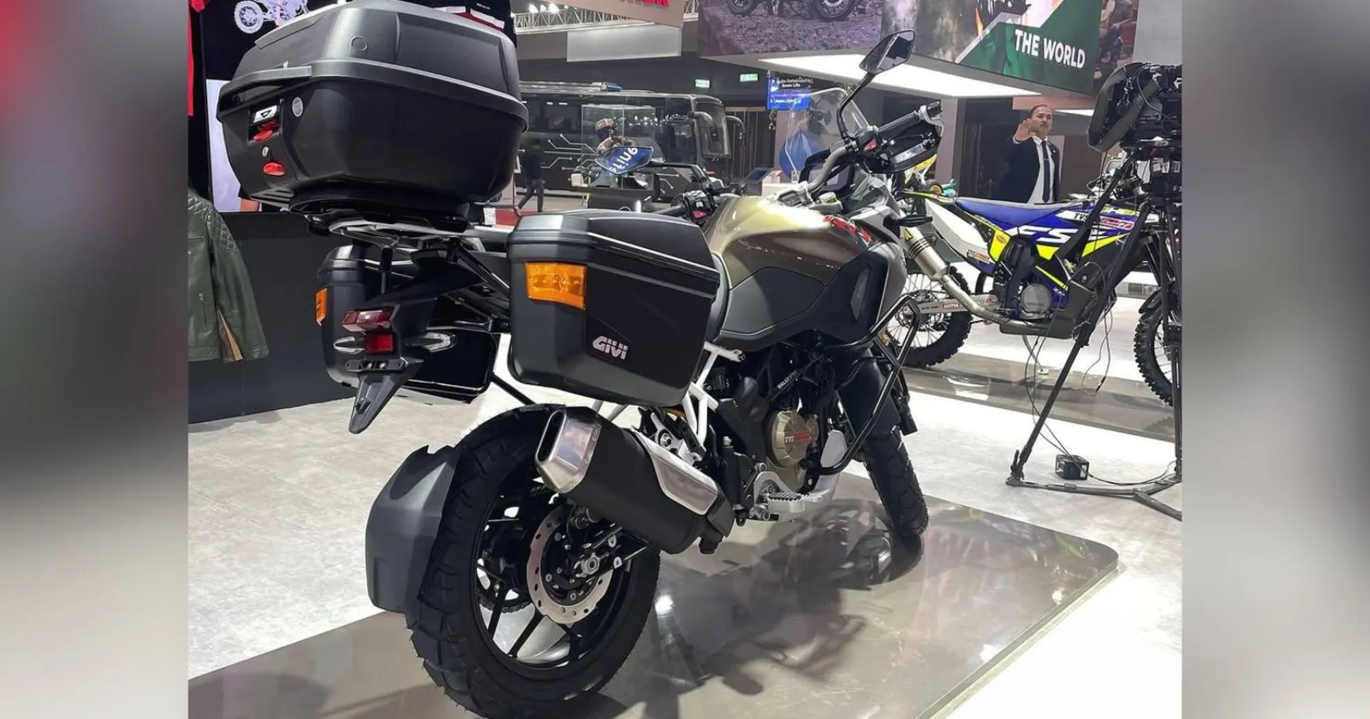 TVS Apache RTX 300: भारतीय बाजार में TVS की पहली एडवेंचर बाइक, 299cc इंजन, शानदार फीचर्स और पावरफुल प्रदर्शन के साथ।