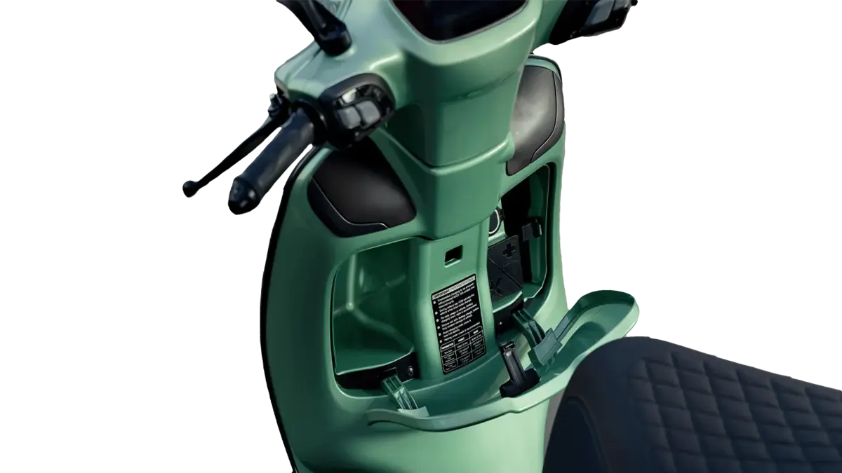 cheapest ev scooter bajaj chetak 3001 चार्जिंग के दौरान cheapest ev scooter bajaj chetak 3001 in India चार्जिंग स्टेशन पर कनेक्टेड दिख रहा है, जहां इसकी बैटरी चार्ज हो रही है