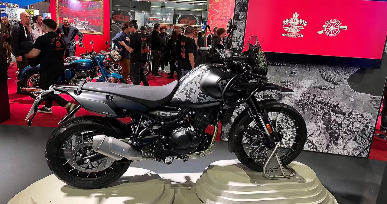 Royal Enfield Himalayan 450 Mana Black का साइड प्रोफाइल, 21 इंच फ्रंट और 17 इंच रियर ट्यूबलैस स्पोक व्हील्स के साथ ऑफ-रोड तैयार लुक।
