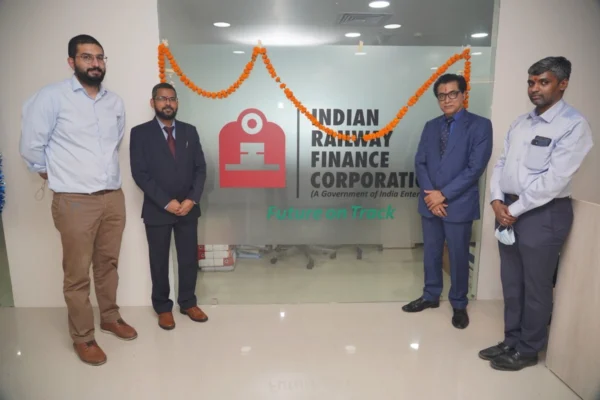 IRFC Share Price संबंधित ऑफिस का वास्तविक दृश्य, NSE/BSE ट्रेडिंग और रेलवे वित्तीय गतिविधियों को दर्शाता है