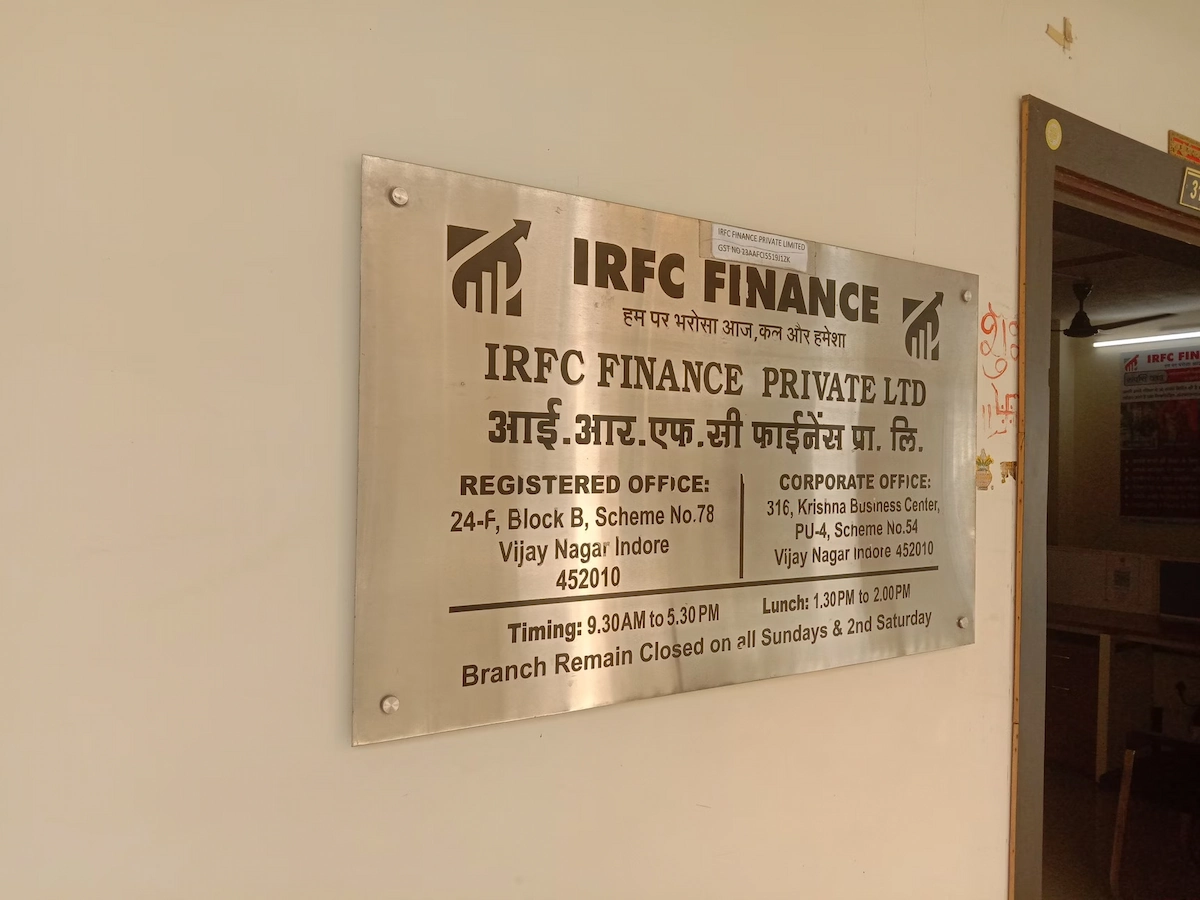 IRFC Share Price का ऑफिस और ट्रेडिंग फ्लोर का दृश्य, रेलवे वित्तीय गतिविधियों और शेयर मार्केट से जुड़ा हुआ