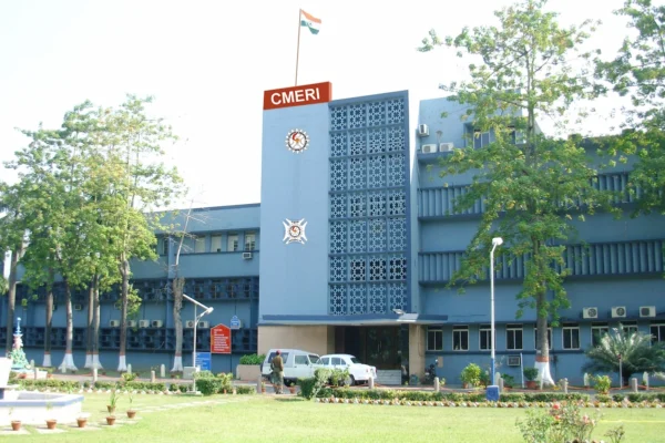 CSIR CMERI Technician Recruitment 2026 के लिए आवेदन प्रक्रिया का दृश्य, ऑफिस में तकनीशियन और दस्तावेज़ तैयार करते हुए।