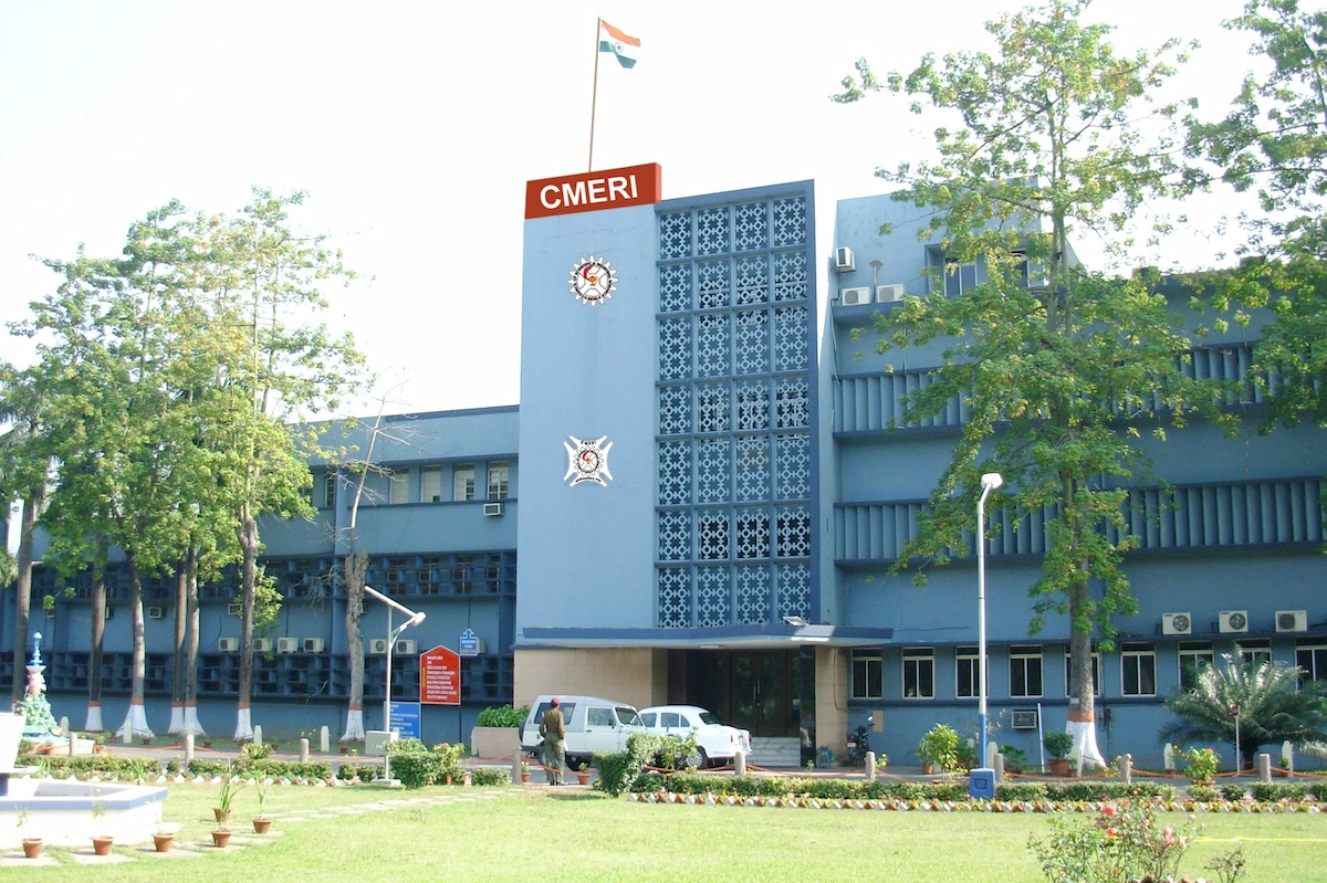 CSIR CMERI Technician Recruitment 2026 के लिए आवेदन प्रक्रिया का दृश्य, ऑफिस में तकनीशियन और दस्तावेज़ तैयार करते हुए।