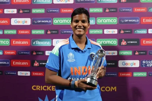 deepti sharma creates world record के दौरान मैच में भारतीय ऑलराउंडर दीप्ति शर्मा गेंदबाज़ी करती हुई, स्टेडियम में लाइव एक्शन।