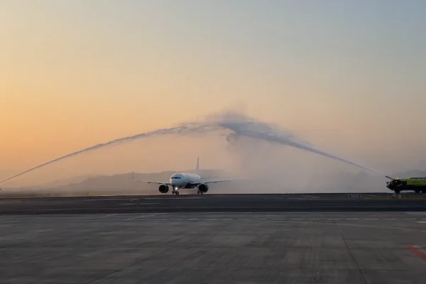 Navi Mumbai International Airport का पहला वाणिज्यिक दिन, यात्रियों और पहली उड़ान के स्वागत का दृश्य।