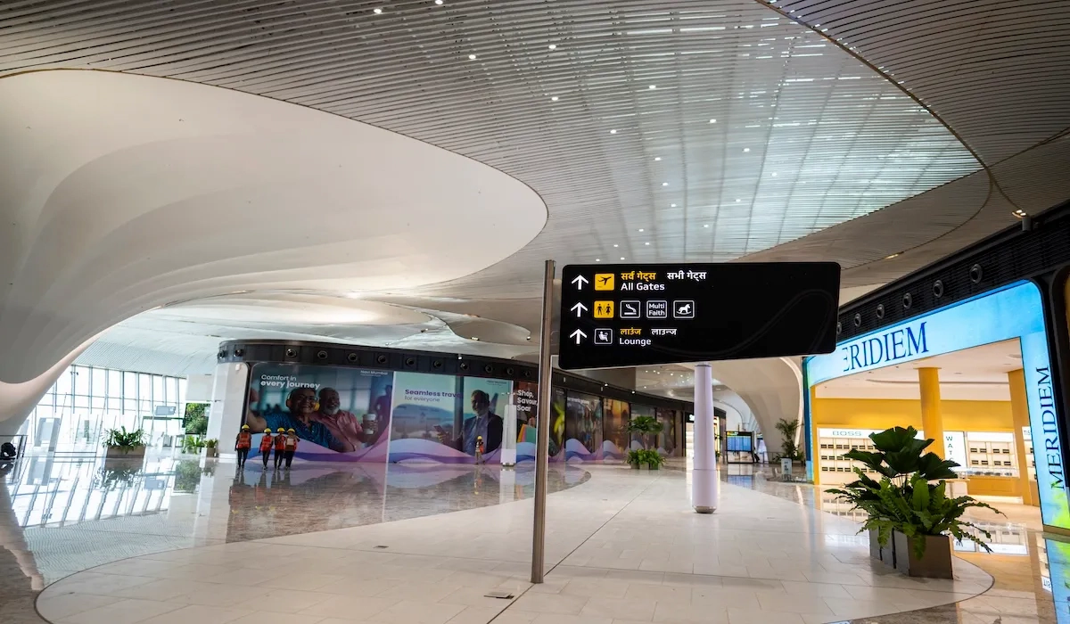 Navi Mumbai International Airport में यात्री और एयरलाइंस का पहला दिन, एयरपोर्ट टर्मिनल और हवाई जहाज का दृश्य।