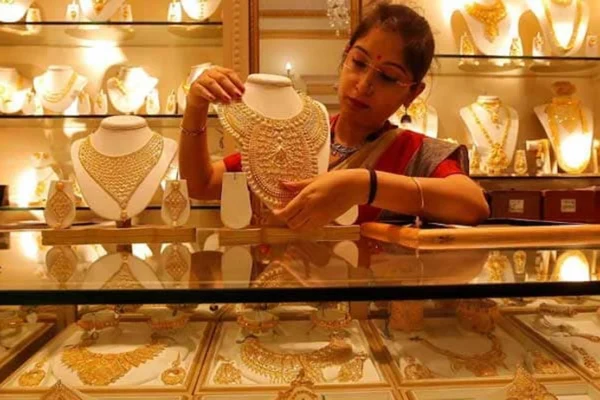 Gold and Silver Price Today India 29 December 2025 के तहत ज्वेलरी शॉप में सोना-चांदी के ताज़ा भाव दर्शाता दृश्य।