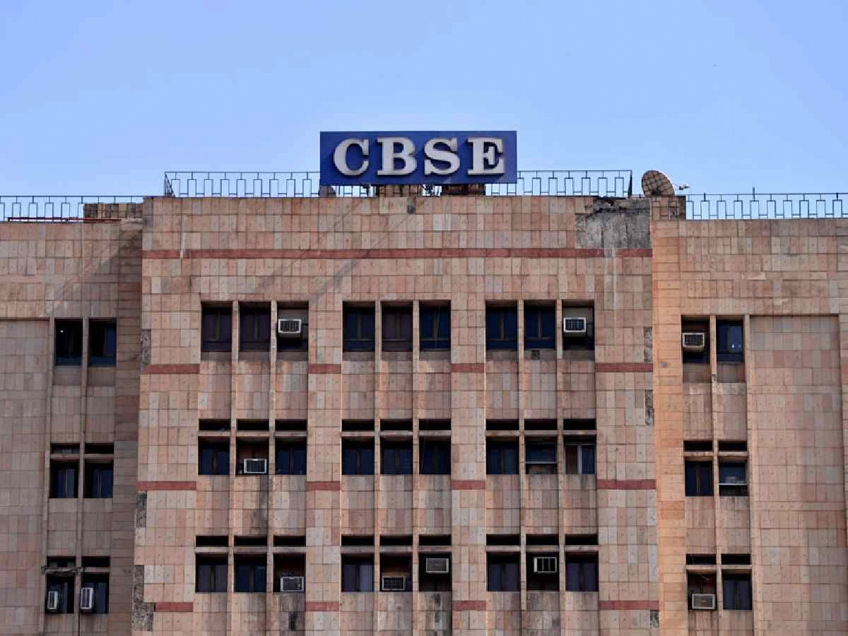 CBSE Class 10, 12 Exams 2026 Postponed से जुड़ी खबर के बीच CBSE भवन और बोर्ड परीक्षा का प्रतीकात्मक दृश्य