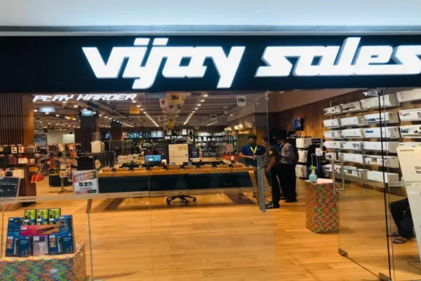 Vijay Sales Apple Sales के दौरान स्टोर में iPhone और MacBook पर मिल रही भारी छूट, ग्राहक खरीदारी करते हुए