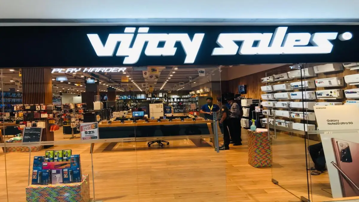 Vijay Sales Apple Sales: iPhone, MacBook पर भारी छूट, ग्राहकों के लिए बड़ा मौका 1 Vijay Sales Apple Sales के दौरान स्टोर में iPhone और MacBook पर मिल रही भारी छूट, ग्राहक खरीदारी करते हुए