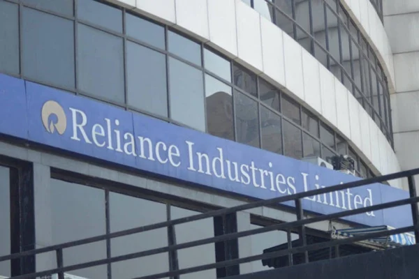Reliance Industries Shares में गिरावट, निवेशकों को क्या प्रभाव पड़ा? यह तस्वीर भारतीय बाजार के हालात को दर्शाती है।