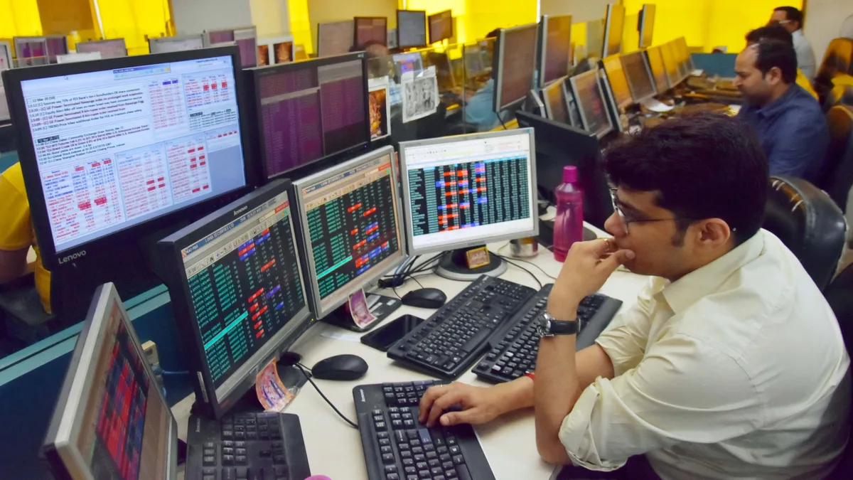 BCCL IPO GMP से जुड़ी खबरों के बीच NSE-BSE ट्रेडिंग फ्लोर पर बाजार गतिविधि का दृश्य