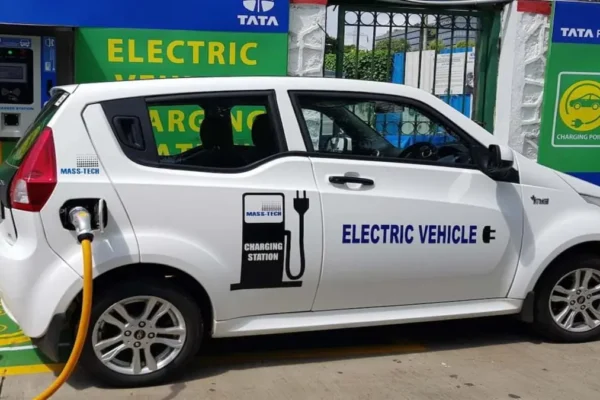 दिल्ली सरकार का EV Retrofitting दिल्ली योजना, पुरानी पेट्रोल और डीजल गाड़ियों को इलेक्ट्रिक में बदलने के लिए वित्तीय प्रोत्साहन देती है।