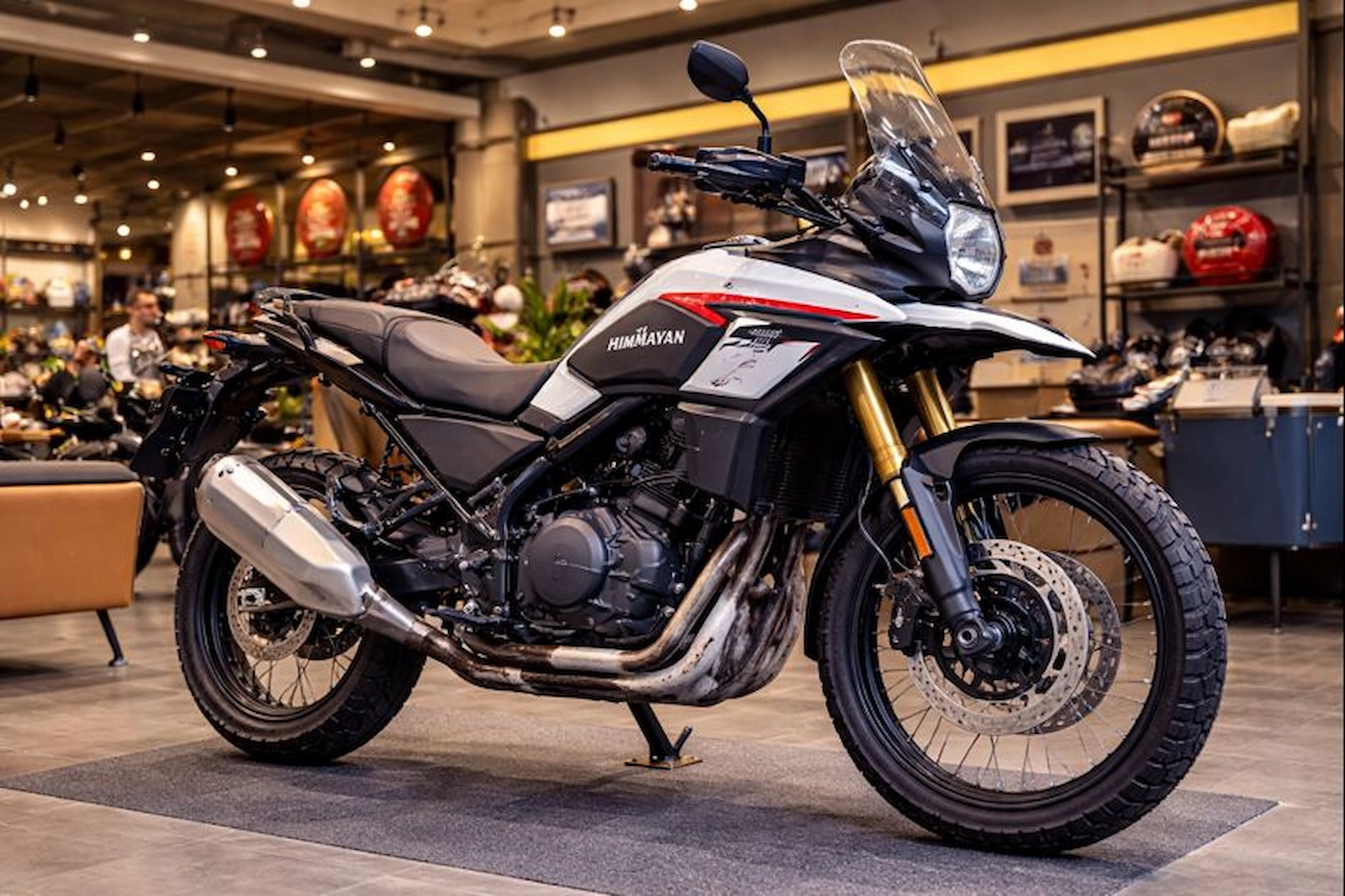 2026 Royal Enfield Himalayan 450 एडवेंचर बाइक, ऑफ-रोड राइडिंग के लिए बेहतरीन, शानदार डिजाइन और फीचर्स के साथ।