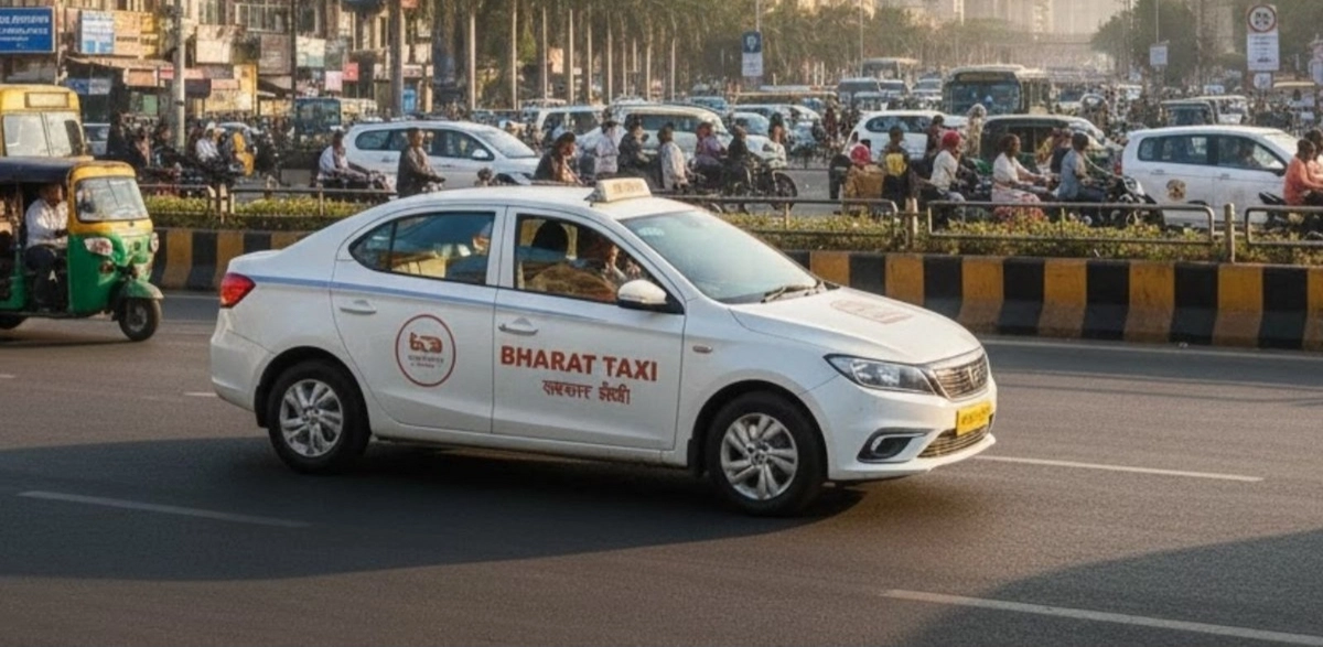 दिल्ली की सड़क पर चलती पीली-काली टैक्सी, Bharat Taxi Delhi service के लॉन्च के बाद राजधानी में नई कैब सेवा का दृश्य