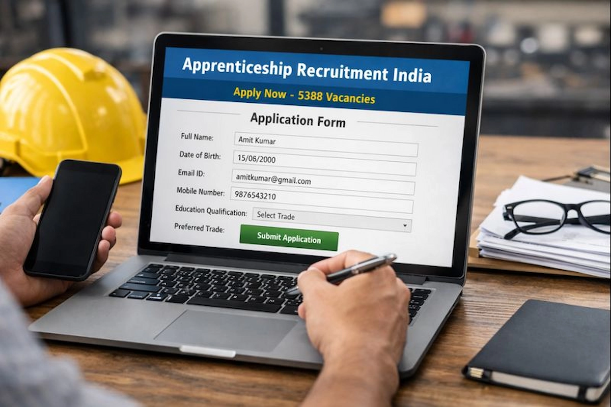 Apprenticeship Recruitment India: ऑनलाइन आवेदन पत्र भरते हुए युवा