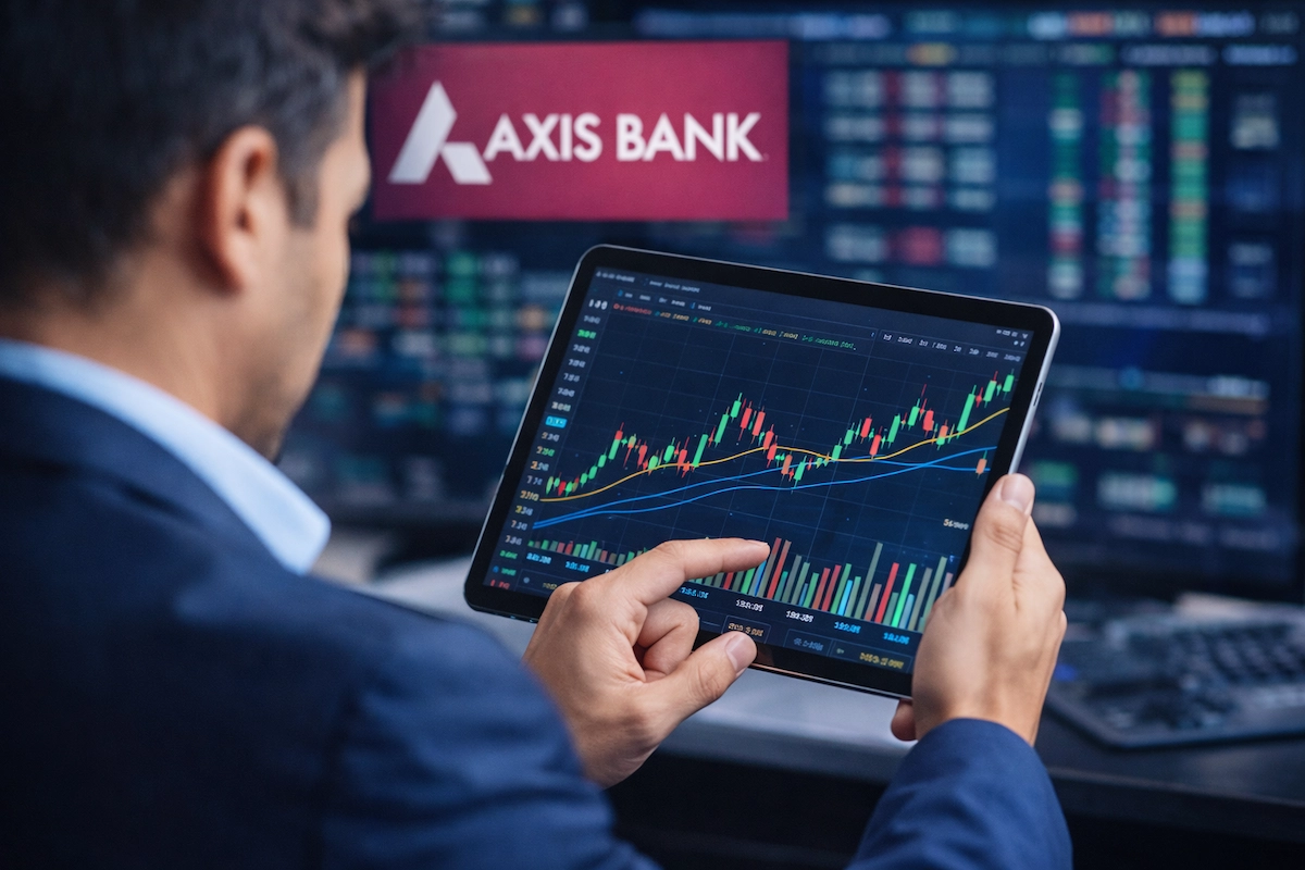 Axis Bank Share Price के डेटा को टैबलेट पर देखता हुआ वित्तीय विशेषज्ञ
