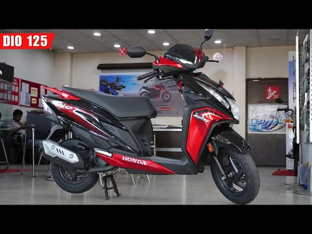 image (40)Honda Dio 125 स्कूटर, नया डिज़ाइन, आकर्षक लाल और काले रंग में, जो युवा राइडर्स के लिए आदर्श है।
