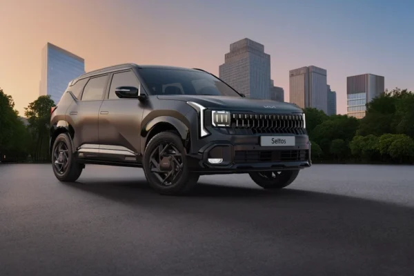 New Kia Seltos भारत में लॉन्च के दौरान सड़क पर खड़ी SUV, फ्रंट डिजाइन और LED DRL का स्पष्ट दृश्य