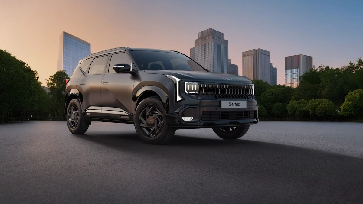 New Kia Seltos भारत में लॉन्च के दौरान सड़क पर खड़ी SUV, फ्रंट डिजाइन और LED DRL का स्पष्ट दृश्य