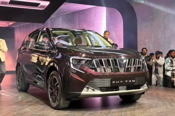 Mahindra XUV 7XO की साफ और शार्प एक्सटीरियर तस्वीर, दिन की रोशनी में SUV का फ्रंट थ्री-क्वार्टर व्यू