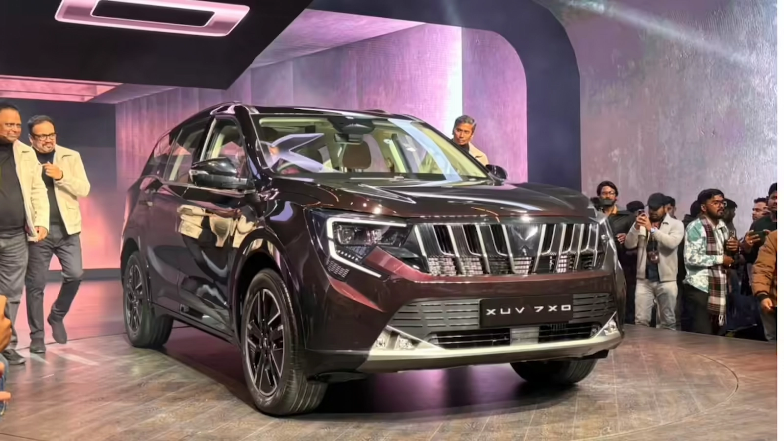 Mahindra XUV 7XO की साफ और शार्प एक्सटीरियर तस्वीर, दिन की रोशनी में SUV का फ्रंट थ्री-क्वार्टर व्यू