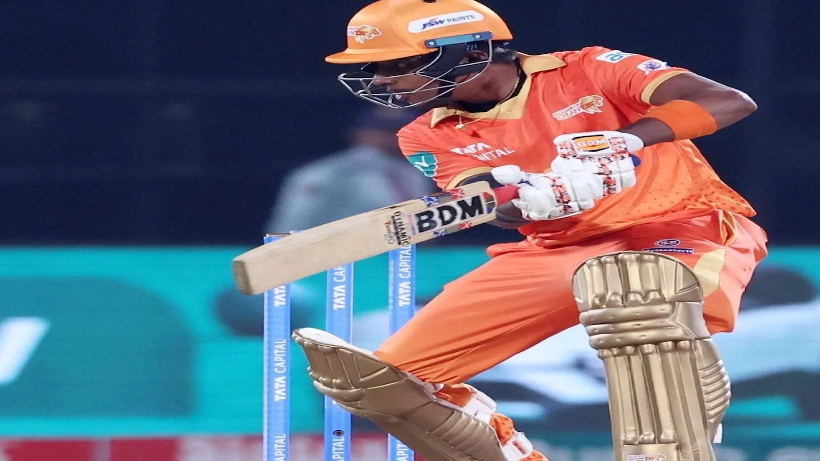 WPL मैच के दौरान गुजरात जायंट्स की बल्लेबाज़ Bharti Fulmali शॉट खेलते हुए, bharti fulmali wpl में शानदार प्रदर्शन