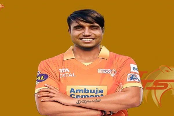 स्टेडियम में WPL मैच के दौरान गुजरात जायंट्स की खिलाड़ी Bharti Fulmali फोकस में, bharti fulmali wpl एक्शन शॉट