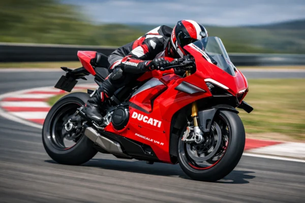 Ducati Panigale V4 R, ट्रैक पर पार्क की हुई, 998cc V4 इंजन और बेहतरीन एयरोडायनामिक डिज़ाइन के साथ।