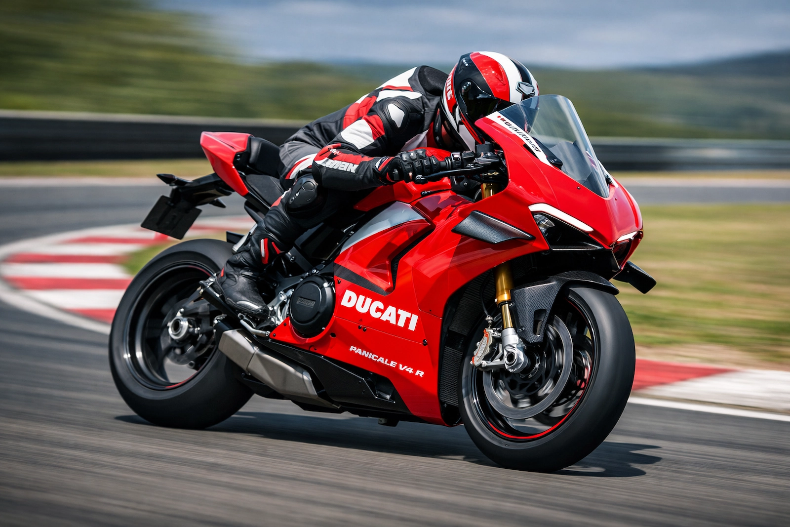 Ducati Panigale V4 R, ट्रैक पर पार्क की हुई, 998cc V4 इंजन और बेहतरीन एयरोडायनामिक डिज़ाइन के साथ।