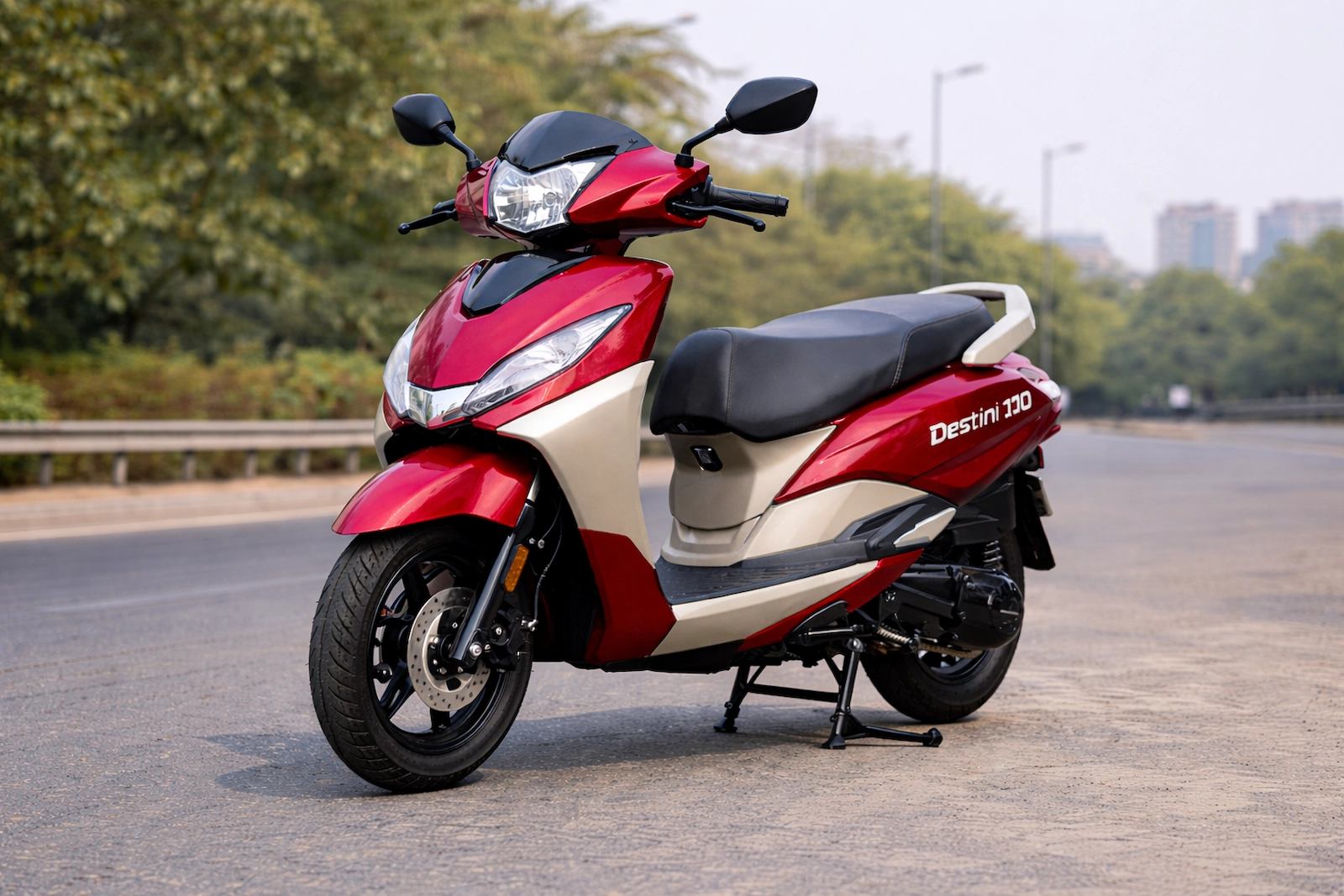 Hero Destini 110 स्कूटर का फ्रंट और साइड व्यू, 110cc इंजन के साथ।