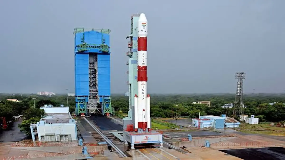 ISRO First Satellite Launch 2026 के तहत श्रीहरिकोटा से PSLV रॉकेट की लॉन्च तैयारी का दृश्य