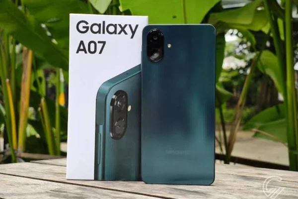 Samsung Galaxy A07 स्मार्टफोन, बैक कैमरा और बॉक्स के साथ। इस स्मार्टफोन में 5G कनेक्टिविटी और शानदार फीचर्स हैं।