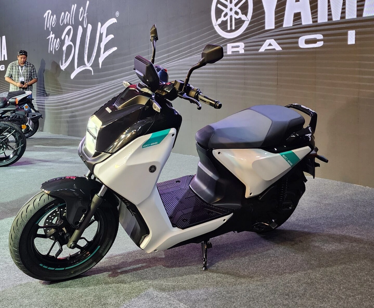 Yamaha EC-06 इलेक्ट्रिक स्कूटर, सिटी रोड पर चलते हुए, स्टाइलिश डिजाइन के साथ