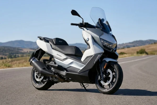 सड़क पर चलती हुई सफेद BMW C 400 GT का शानदार दृश्य, जो इसके प्रीमियम डिजाइन और अर्बन मोबिलिटी को दर्शाता है।