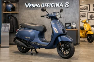 Matte Metallic Blue रंग में खड़ी Vespa Officina 8 (Vespa Officina 8) स्पेशल एडिशन स्कूटर का साइड प्रोफाइल