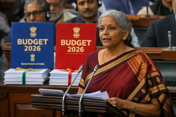 वित्त मंत्री निर्मला सीतारमण Budget 2026 Live Updates पर संसद में संबोधित करतीं, महत्वपूर्ण घोषणाएं कर रही हैं।
