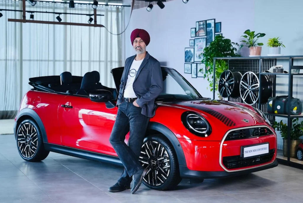 Mini Cooper S Convertible केबिन में 9.4 इंच सर्कुलर OLED टचस्क्रीन और प्रीमियम इंटीरियर