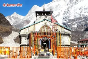 Kedarnath मंदिर का बर्फ से घिरा भव्य दृश्य 2026 यात्रा सीजन के दौरान श्रद्धालुओं की भीड़ के साथ
