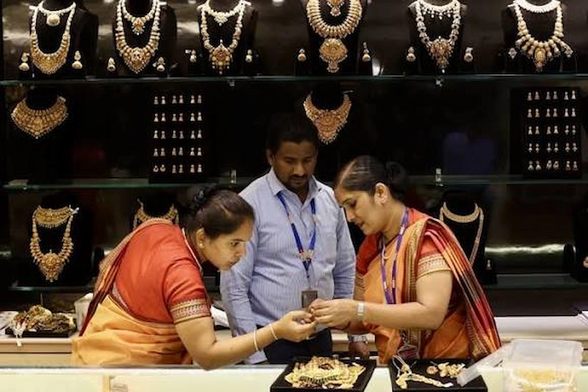 सोने की ज्वेलरी खरीदते हुए लोग - Silver and Gold Prices 2026