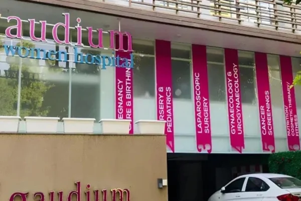 gaudium ivf ipo gmp से जुड़ा IVF क्लिनिक और शेयर बाजार की स्क्रीन दिखाता चित्र