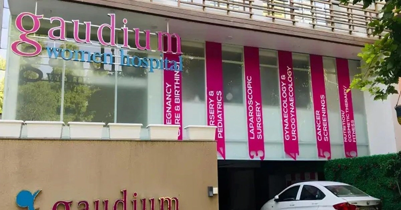 gaudium ivf ipo gmp से जुड़ा IVF क्लिनिक और शेयर बाजार की स्क्रीन दिखाता चित्र