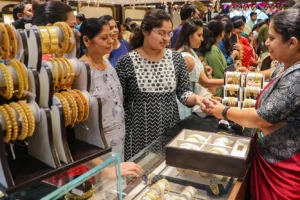 सोने और चांदी के आभूषण की दुकान में खरीदारी करते ग्राहक (Silver and Gold Price Drop)