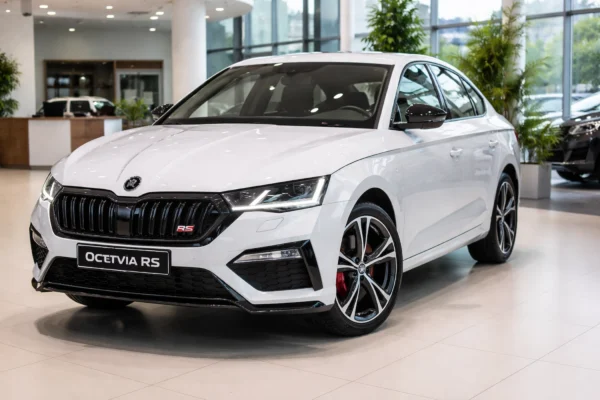 Skoda Octavia RS की तस्वीर शोरूम में, ब्लैक फ्रंट ग्रिल और आकर्षक डिजाइन के साथ